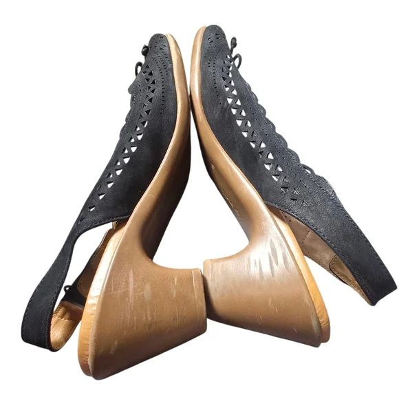 Easy Spirit Size 9.5 Scalloped Edge Black Wedge Sandals - Scuffed Heels No Box - Picture 6 of 9